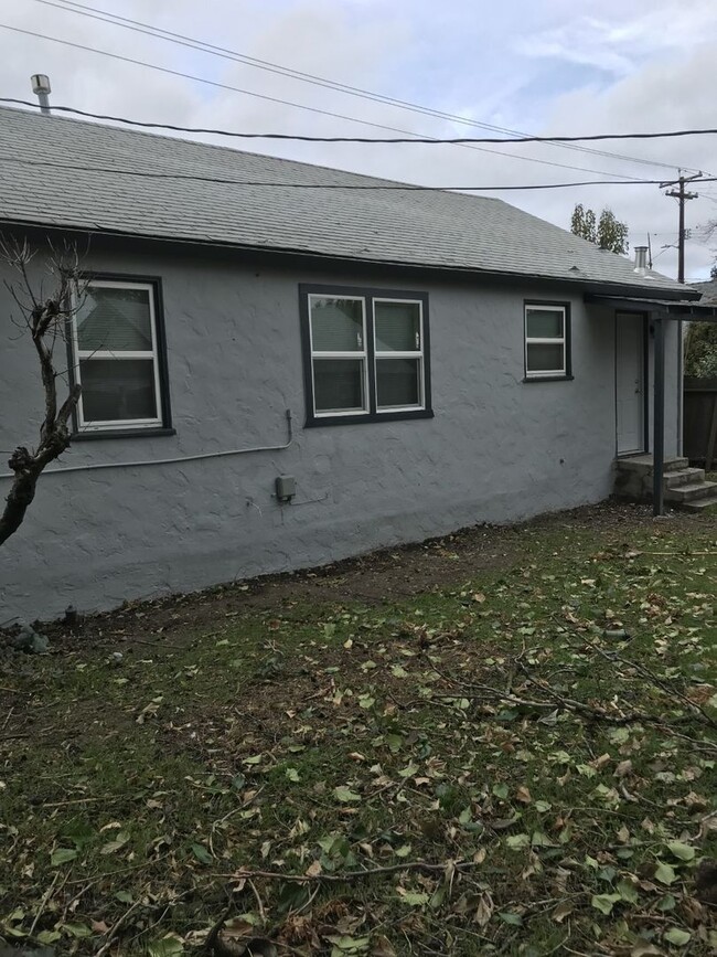 Building Photo - Cute Home in Dixon is Available Now