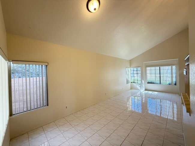 Building Photo - Carry Over Showing: This property has been shown before and will be rented to the first most qual...