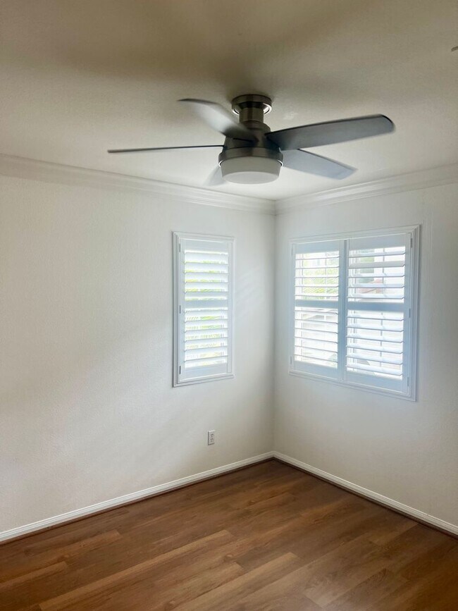 Building Photo - Stunning 4br + Den located on a view lot i...