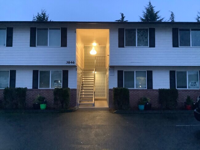 Building Photo - 3846 D Pl SE