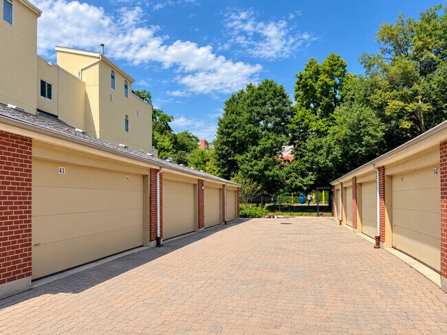 Building Photo - 1170 S Plymouth Ct