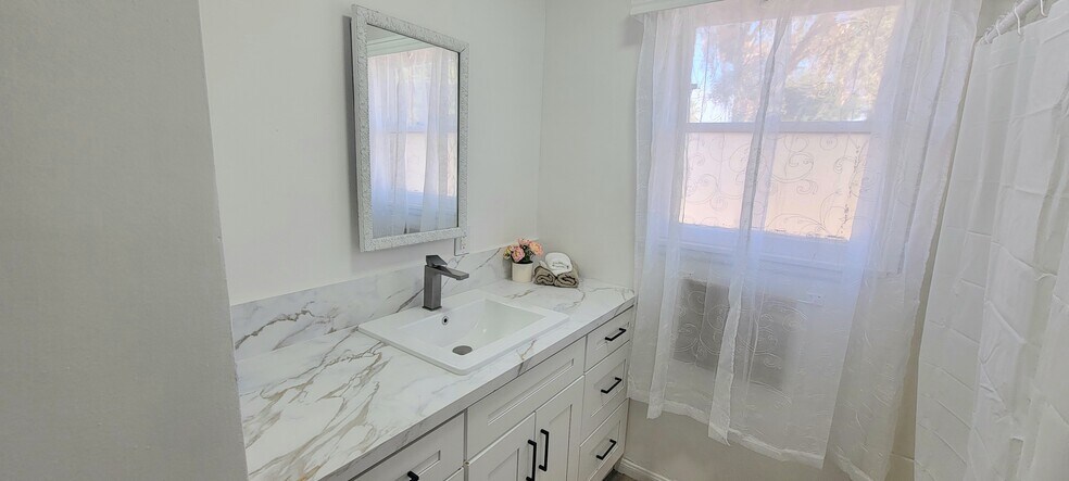 Building Photo - 16911 Glenetta Way