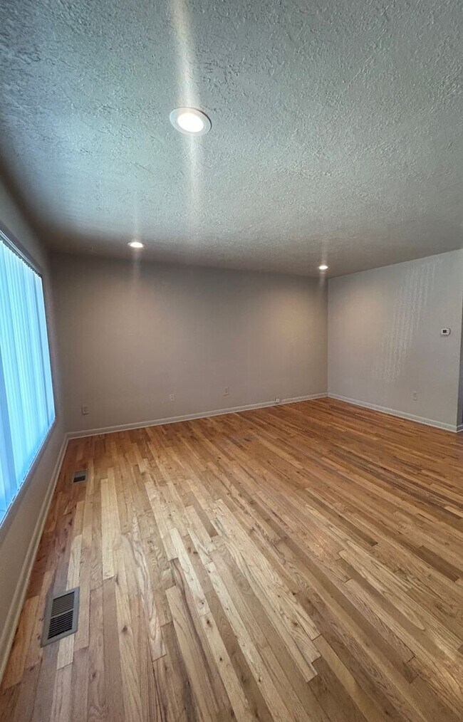 Building Photo - Three Bedroom Home (NE Salem)- W/D Hookup & Fenced Backyard