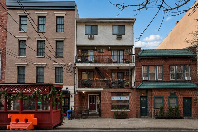 Building Photo - 114 Willow Ave