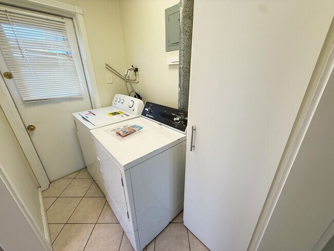 Building Photo - Updated 3 Bed/2 Bath Home For Rent!