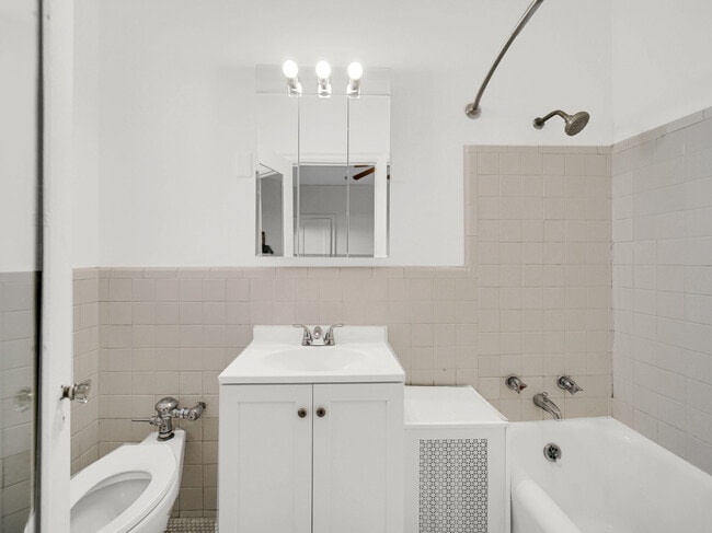 Building Photo - 5000 S Cornell Ave