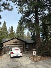 Building Photo - Updated SW Bend Home with Large Backyard!