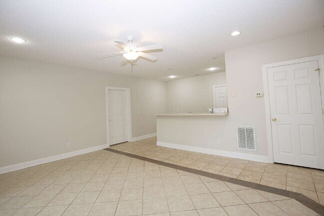Building Photo - "Spacious 3-Bedroom Retreat with 3200 Sq Ft of Comfort in Seven Lakes!"
