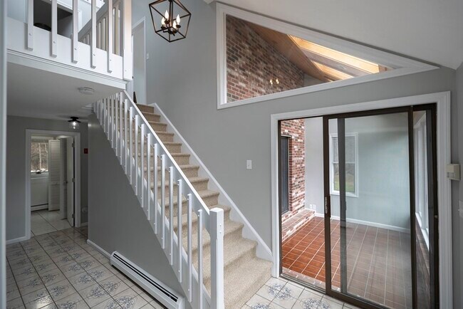 Building Photo - 4 Sterling Ln