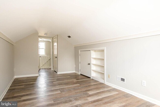 Building Photo - 212 E Cuthbert Blvd
