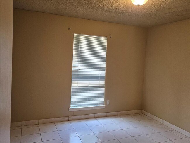 Building Photo - 10711 Forest Leaf Dr