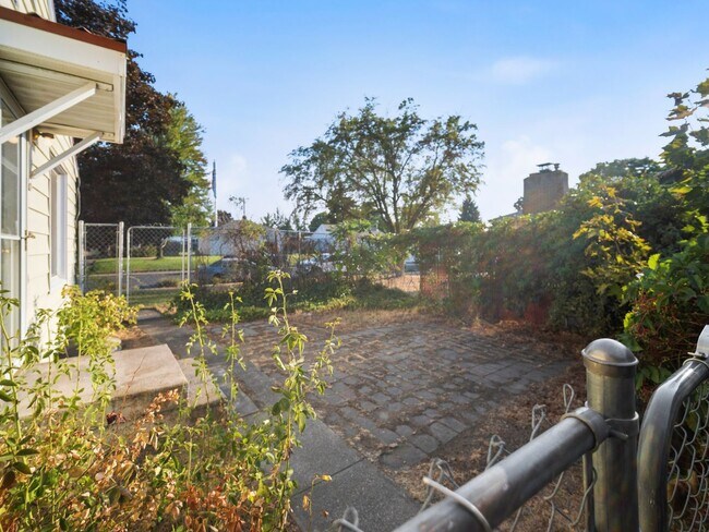 Building Photo - 2716 W Everett Ave