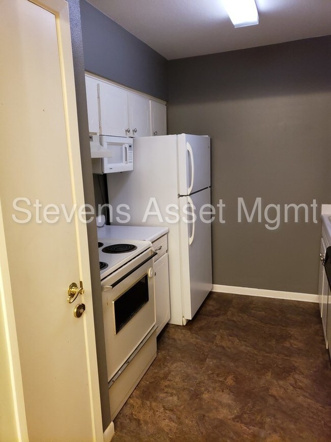 Building Photo - *REDUCED *ADORABLE 1/1 CONDO FAIRFIELD OAKS*