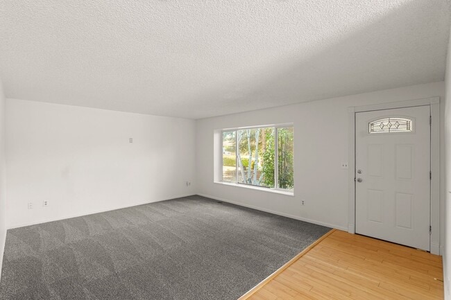 Building Photo - Updated 3Bed/2Bath single story ranch