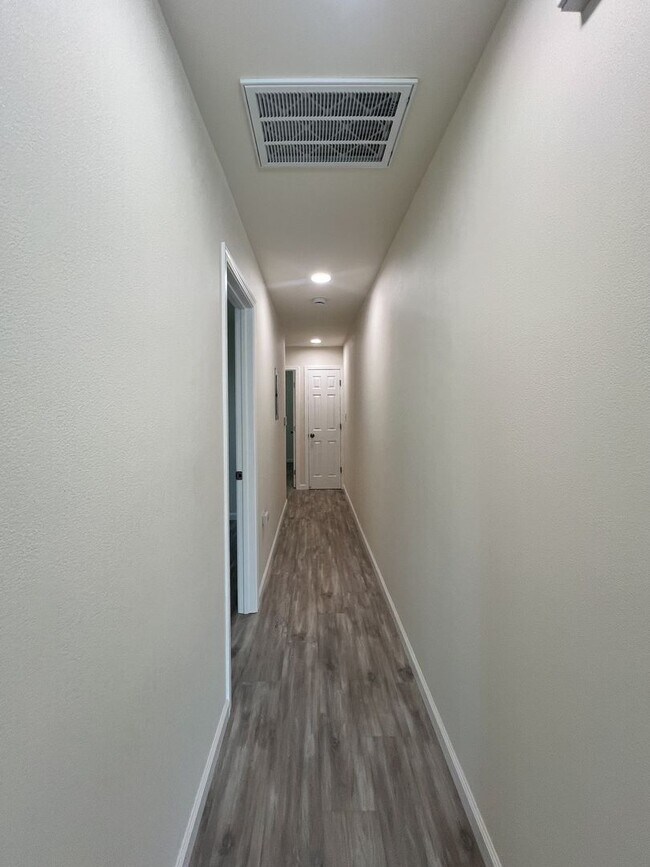 Building Photo - Minahen, 310-316