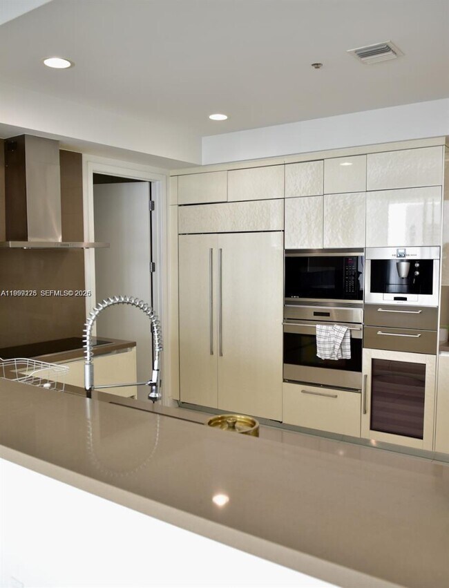 Building Photo - 17475 Collins Ave