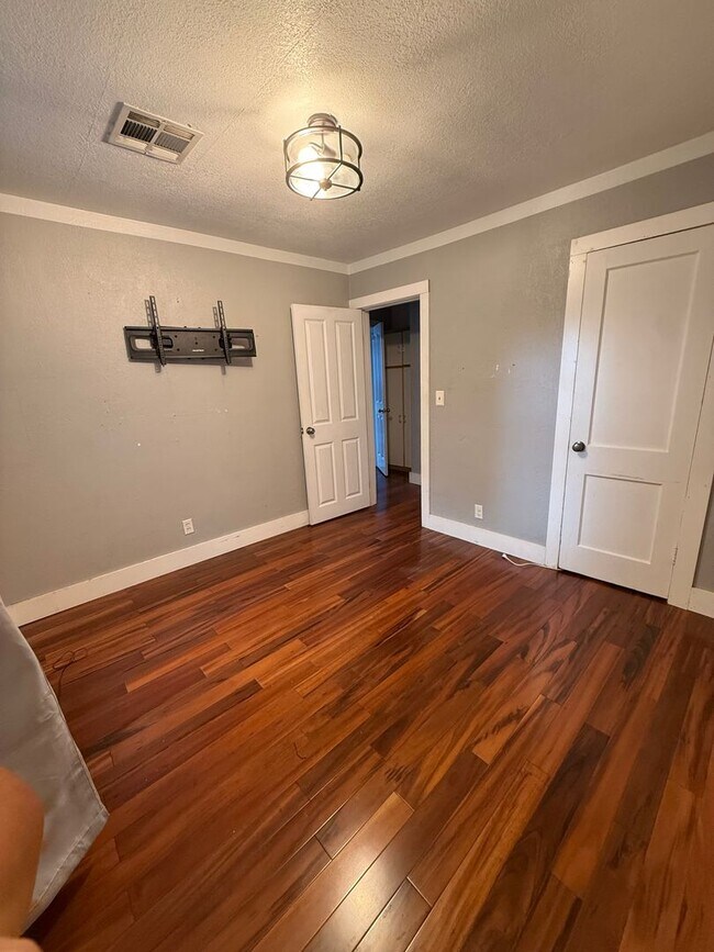 Building Photo - 2 bed/1 bath Norman Cottage