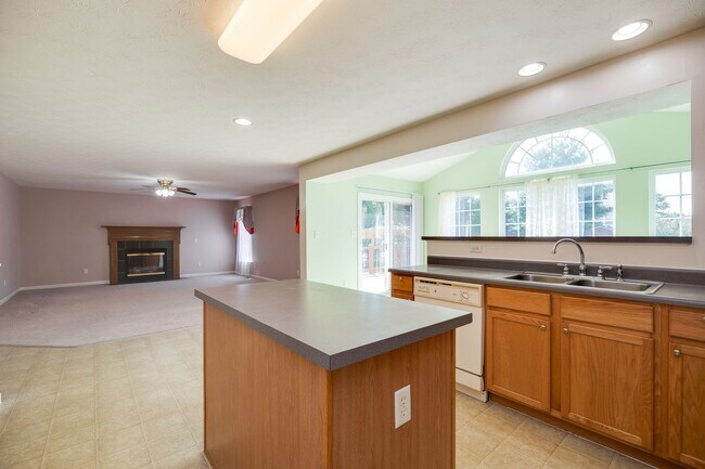 Building Photo - 2233 Oakbrook Blvd