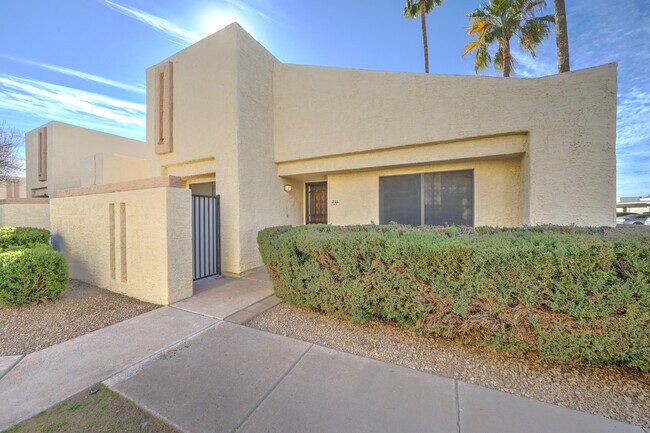 Building Photo - 755 E Lola Dr