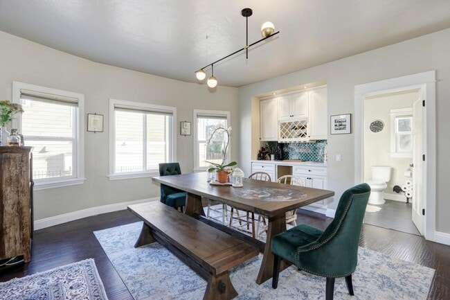 Building Photo - Beautifully Renovated 5 Bedroom Midtown Home