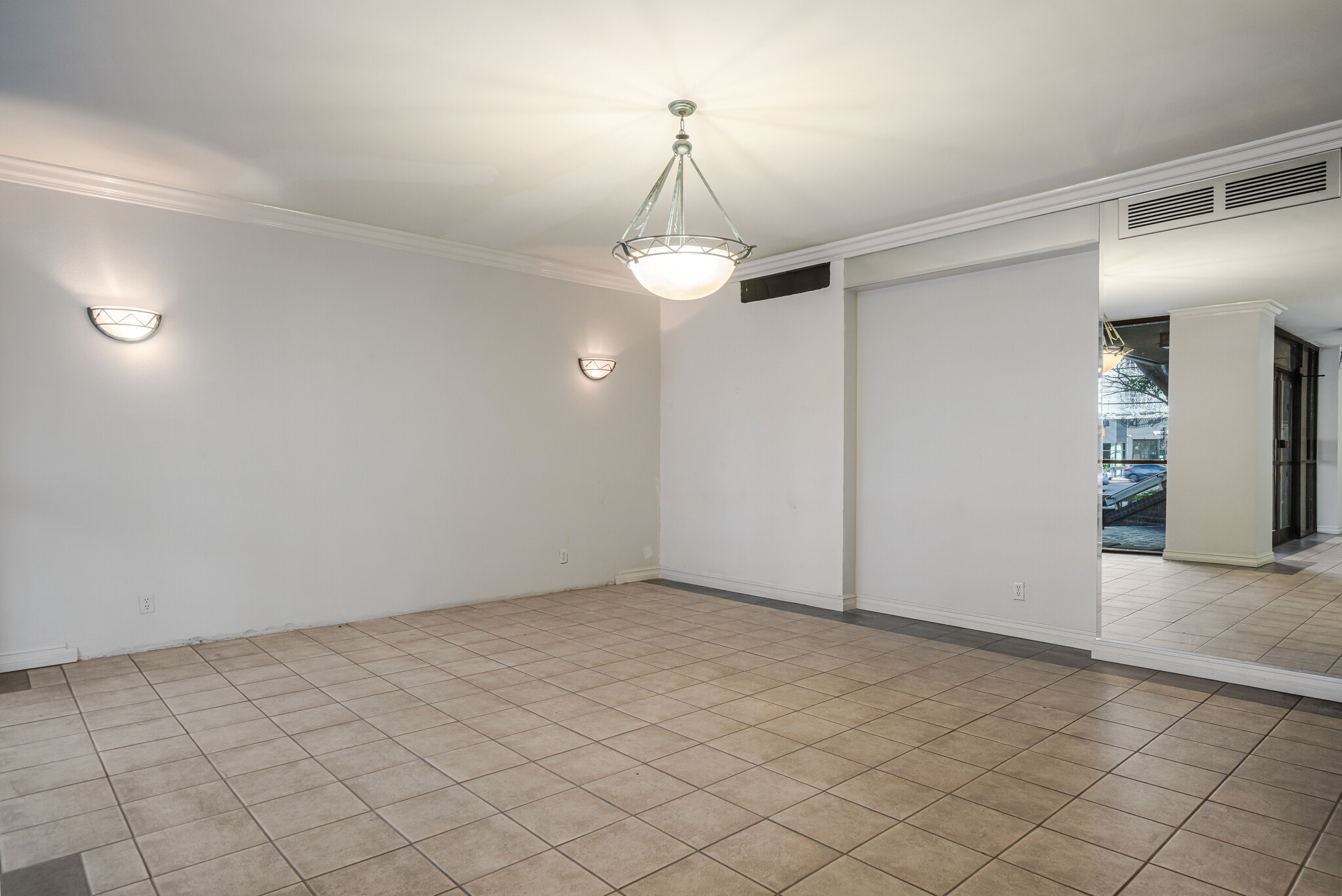 Building Photo - 321 S San Vicente Blvd