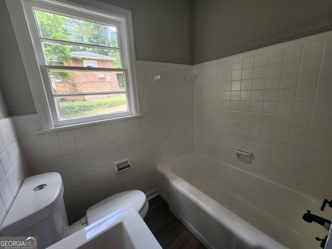 Building Photo - 4117 Lake Dr