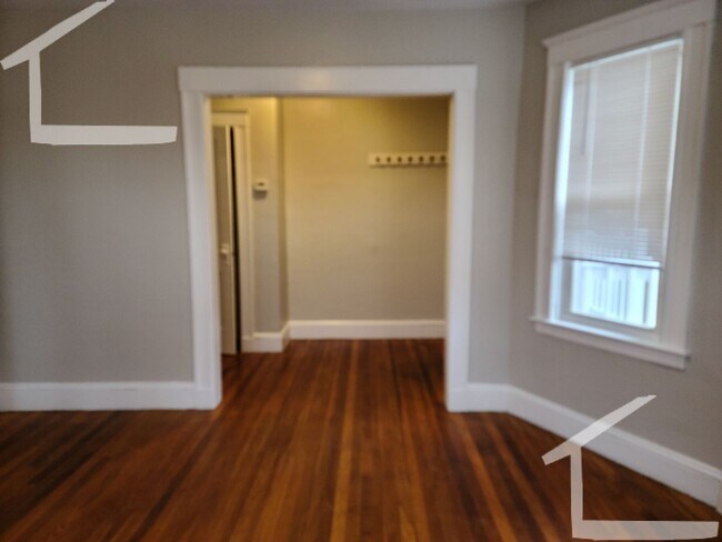 Building Photo - 8 Woodside Ave