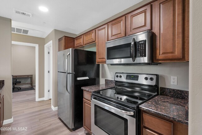 Building Photo - 2550 E River Rd