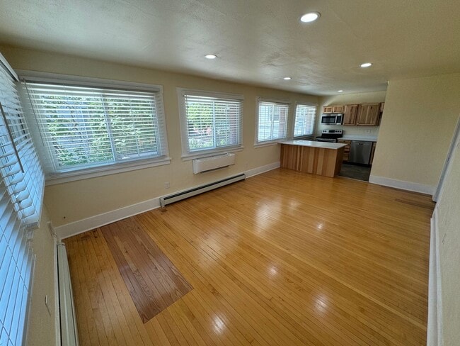 Building Photo - Fully updated 2 bedroom Apartment in the A...