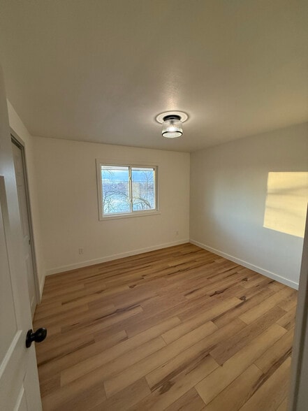 Building Photo - 730 E Shore Dr