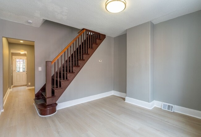 Building Photo - Charming 2 bedroom