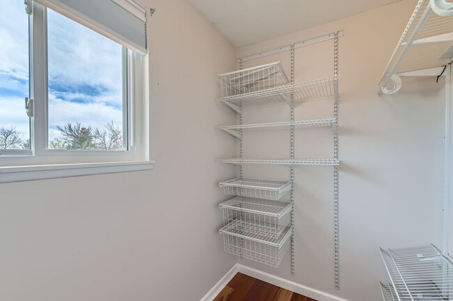 Building Photo - 4 Bedroom 2 Bath House In Louisville! Avai...