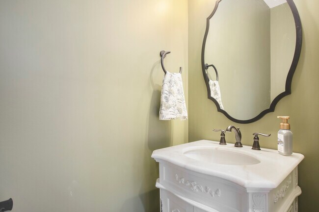 1/2 bath - 174 N Monroe St