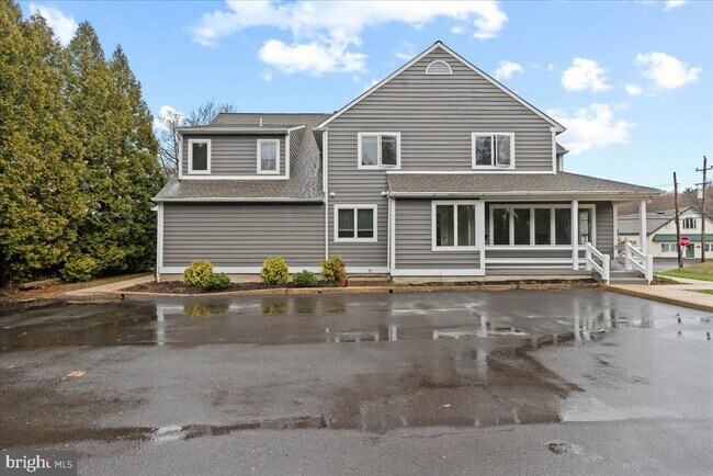 Building Photo - 1 Center St