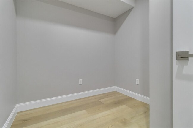 Building Photo - 192 Main St