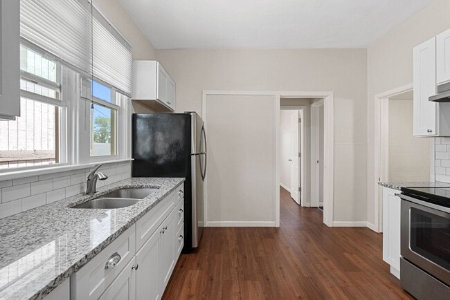 Building Photo - Renovated 5 Bed, 2 Bath House + Office EWU Off Campus Housing! AVAILABLE 7/20!