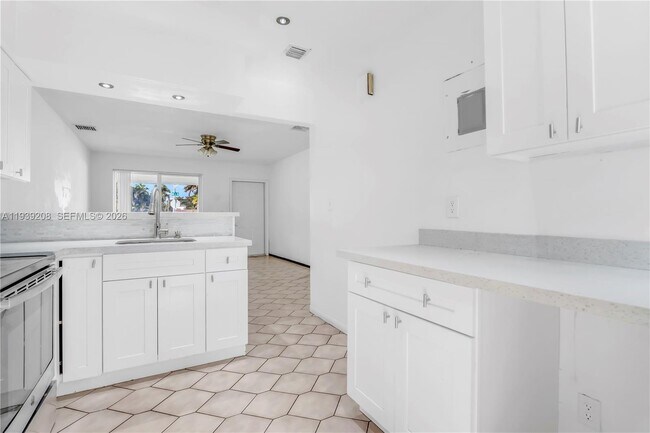 Building Photo - 137 NE 1st Ct