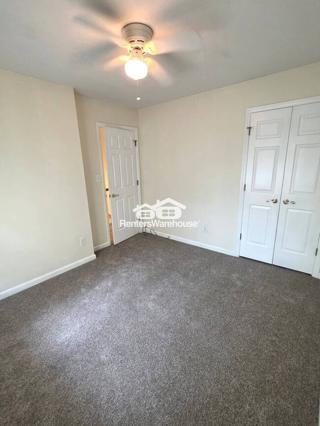 Building Photo - Lovely 3 bedroom, 2 1/2 Bath home in popul...