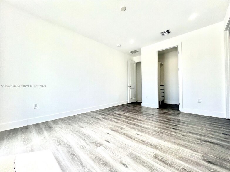 Building Photo - 1602 Hayes St