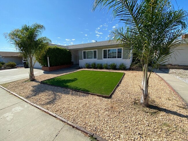 Building Photo - 4BD/2BA, POOL!!