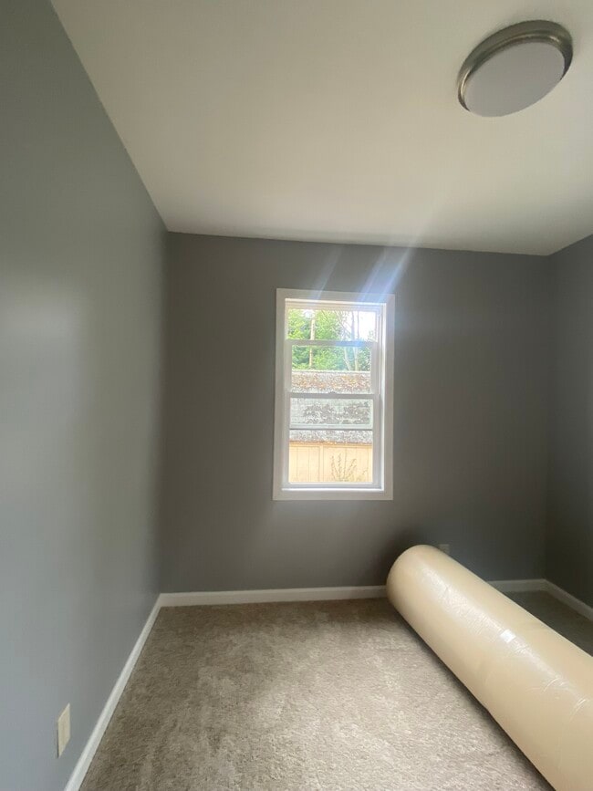 Building Photo - 408 E Broadwell St