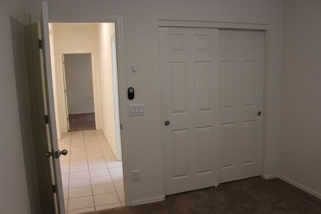 Building Photo - 250 W Kona Dr