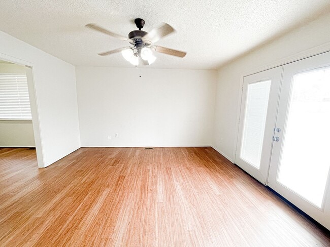 Building Photo - 3 Bed 1.5 Bath - Moore
