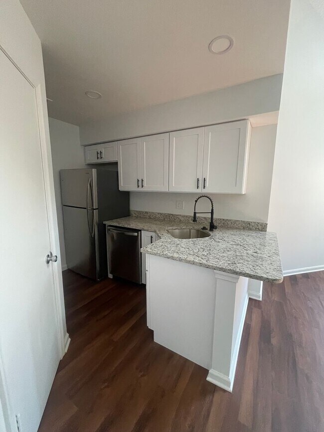 Building Photo - TOP FLOOR CONDO WITH ONE BEDROOM, DEN WITH...