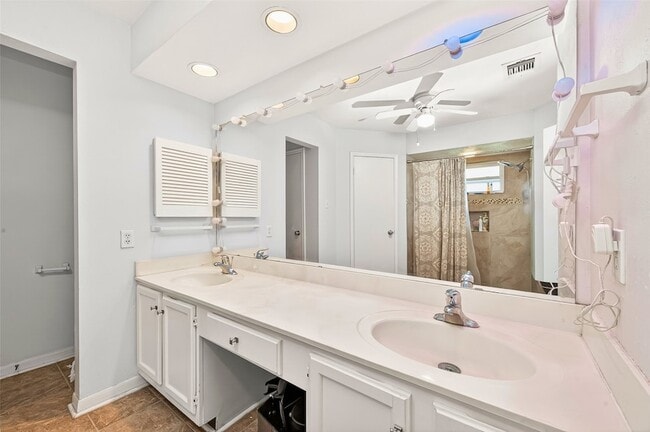 Building Photo - 15343 Meadow Village Dr