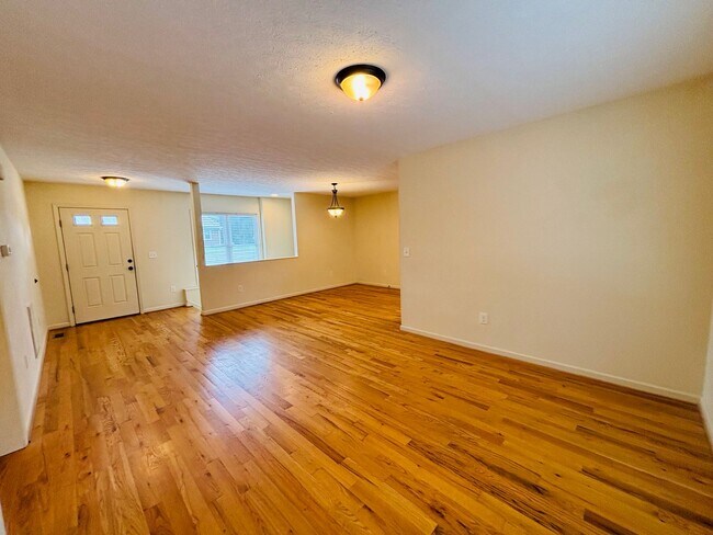 Building Photo - 812 Glade Rd