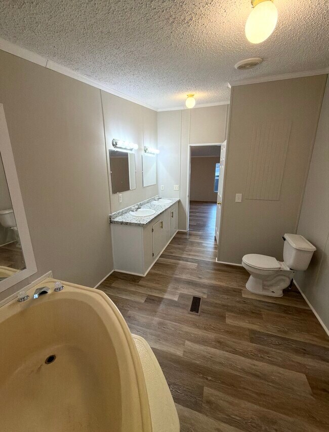 Building Photo - 103 Oak Ct