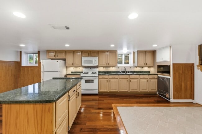 Building Photo - 4656 N Narragansett Ave