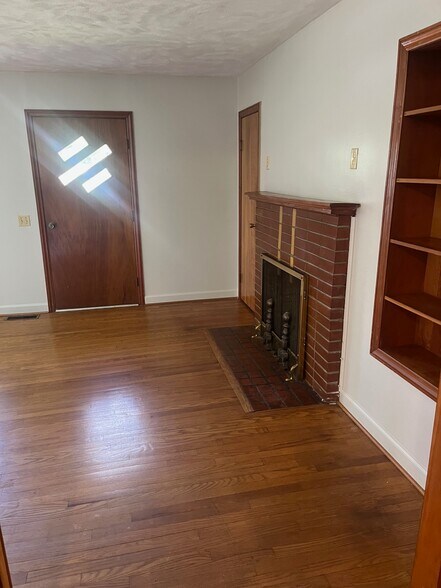 living room - 307 Forest Hills Dr