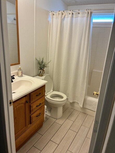 Building Photo - 526 W Pelaar Dr